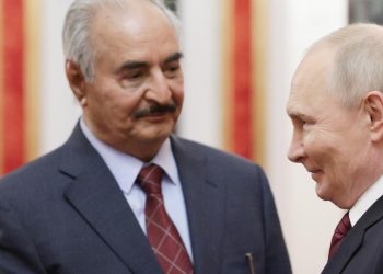 Il leader libico Khalifa Haftar con Vladimir Puin (Ansa)
