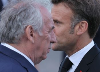 Il presidente francese Emmanuel Macron (d) con il capo del governo François Bayrou (Ansa)