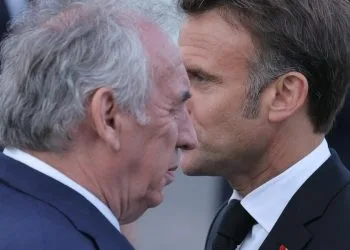Il presidente francese Emmanuel Macron (d) con il capo del governo François Bayrou (Ansa)