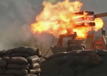 Esercitazione militare iraniana nello Stretto di Hormuz (Ansa)