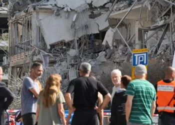 Israele. Edificio colpito da un missile balistico iraniano a Ramat Gan, vicino a Tel Aviv (Ansa)