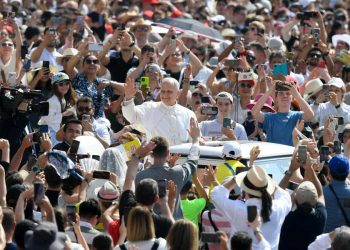 Papa Leone XIV tra la folla in Piazza San Pietro (Foto: ANSA)