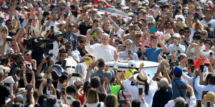 Papa Leone XIV tra la folla in Piazza San Pietro (Foto: ANSA)