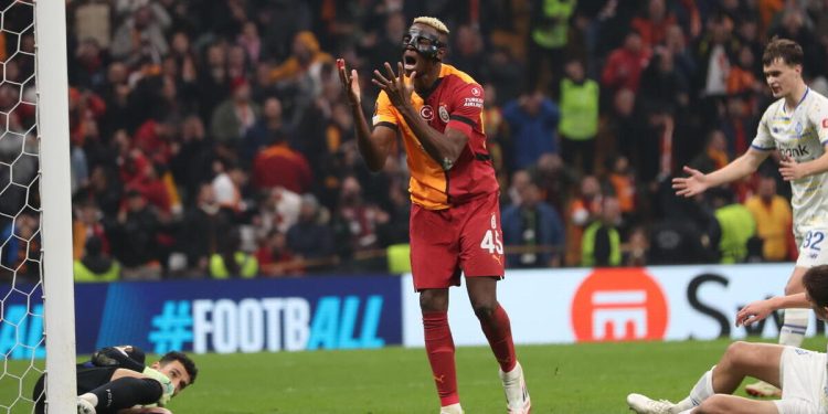 Victor Osimhen si dispera per un gol sbagliato con il Galatasaray (Foto ANSA)