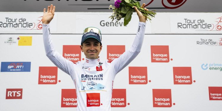 Lenny Martinez festeggia sul podio al Giro di Romandia (Foto ANSA)