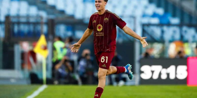 Nicolò Pisilli in campo con la Roma (Foto: Web)