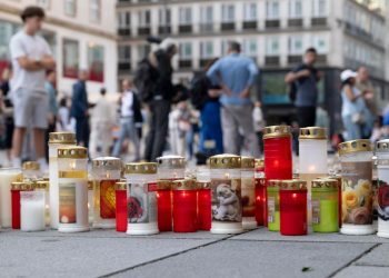 A Graz, in Austria, dopo la strage (Ansa)