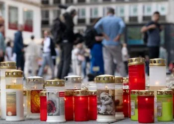 A Graz, in Austria, dopo la strage (Ansa)