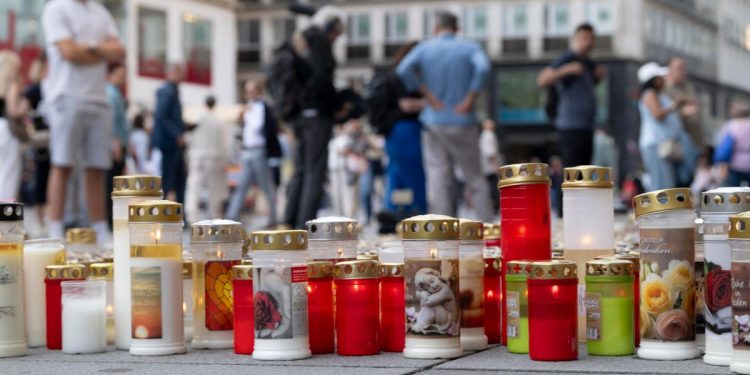 A Graz, in Austria, dopo la strage (Ansa)