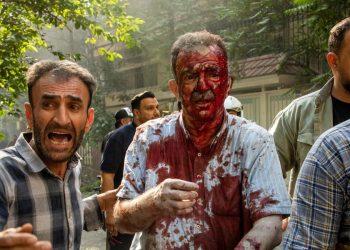 A Teheran (Iran) dopo un bombardamento israeliano in un'area residenziale (Ansa)