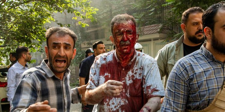 A Teheran (Iran) dopo un bombardamento israeliano in un'area residenziale (Ansa)