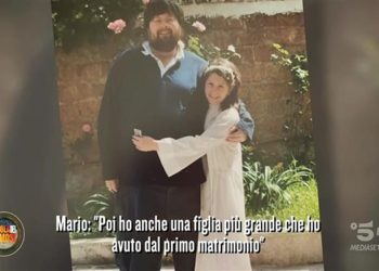 Mario Adinolfi con la figlia Clara (Isola dei Famosi)