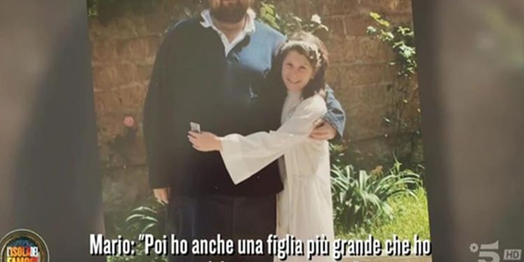 Mario Adinolfi con la figlia Clara (Isola dei Famosi)