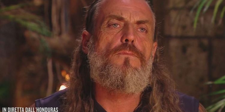 Mirko Frezza all'Isola dei Famosi 2025 (Foto: screen tv)