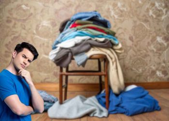 cosa significa lasciare vestiti su sedia