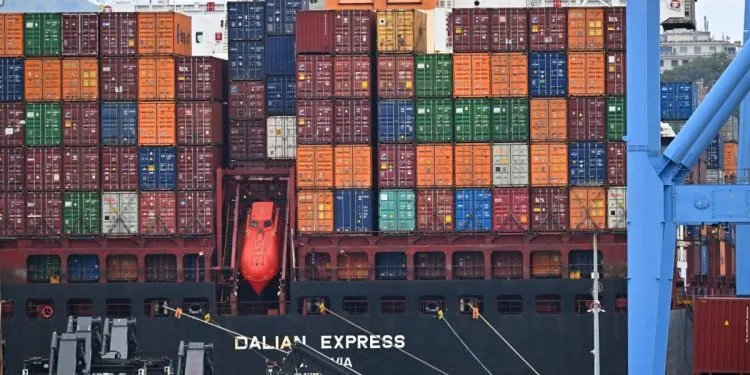 Una nave portacontainer al porto di Genova (Ansa)