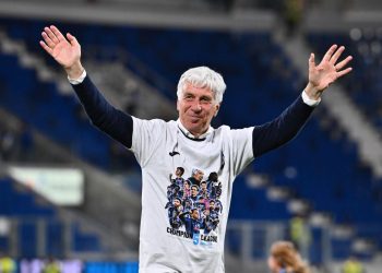 Gian Piero Gasperini saluta i tifosi dell'Atalanta (Foto ANSA)
