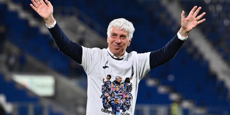 Gian Piero Gasperini saluta i tifosi dell'Atalanta (Foto ANSA)