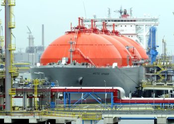 Il terminal GNL di Rotterdam (Ansa)