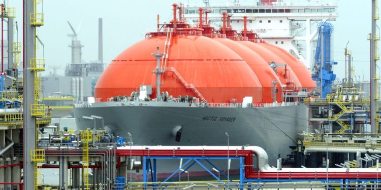 Il terminal GNL di Rotterdam (Ansa)