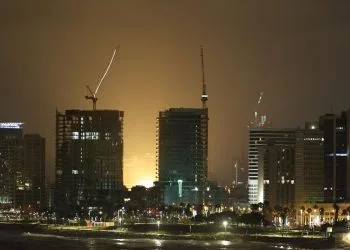 Missile iraniano colpisce Tel Aviv (Ansa)