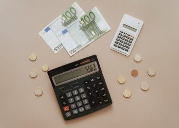 Calcolatrice con banconote da 100 euro