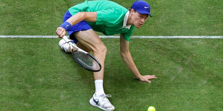 Jannik Sinner impegnato ad Halle (Foto ANSA)