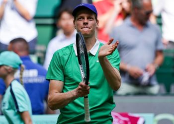 Jannik Sinner saluta il pubblico ad Halle (Foto ANSA)