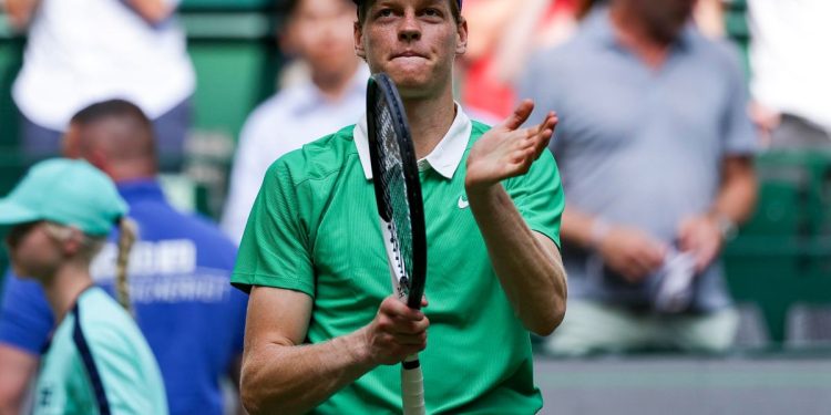 Jannik Sinner saluta il pubblico ad Halle (Foto ANSA)