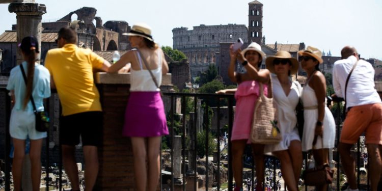 Turisti stranieri a Roma (Ansa)