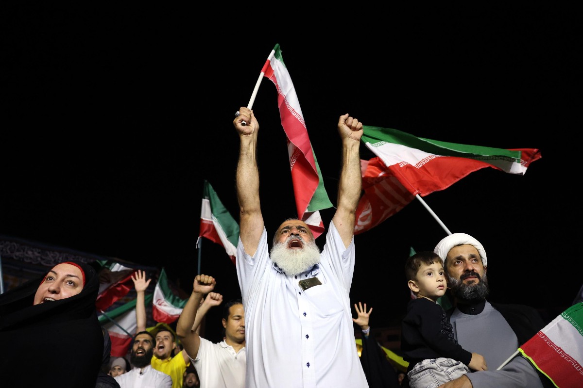 Manifestanti iraniani inneggiano ai missili su Israele (Foto: ANSA)