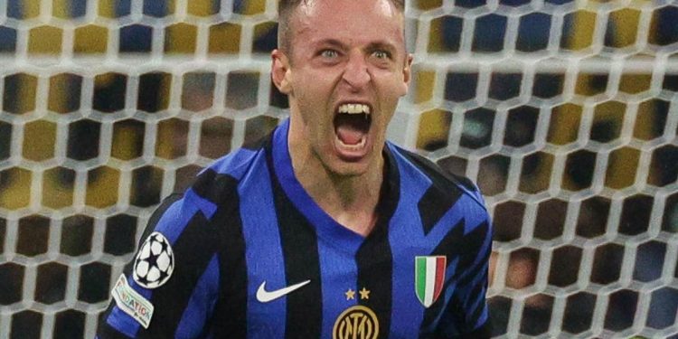 Davide Frattesi esulta con l'Inter contro il Barcellona (Foto Ansa)