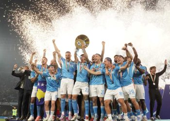 Il Napoli con il trofeo dello scudetto Serie A 2025 (Foto ANSA)