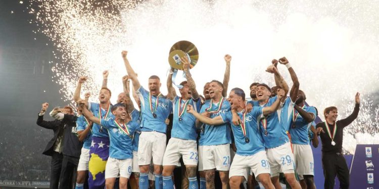 Il Napoli con il trofeo dello scudetto Serie A 2025 (Foto ANSA)