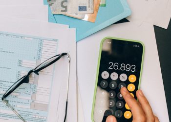 Soldi, calcolatrice e documenti