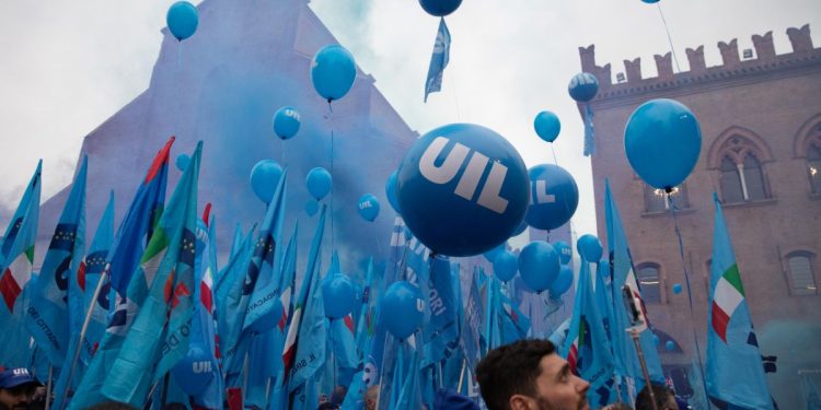 Una manifestazione della Uil (Ansa)