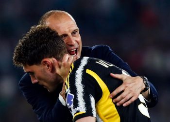 Allegri abbraccia Vlahovic durante una partita della Juventus (Foto Ansa)
