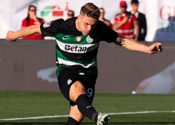 Gyokeres calcia un rigore con lo Sporting Lisbona (Foto Ansa)