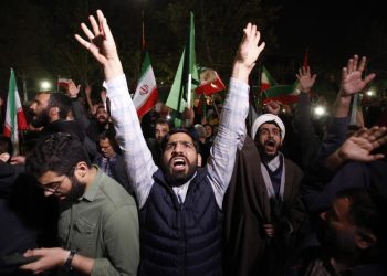 La popolazione iraniana festeggia gli attacchi a Israele (Ansa)