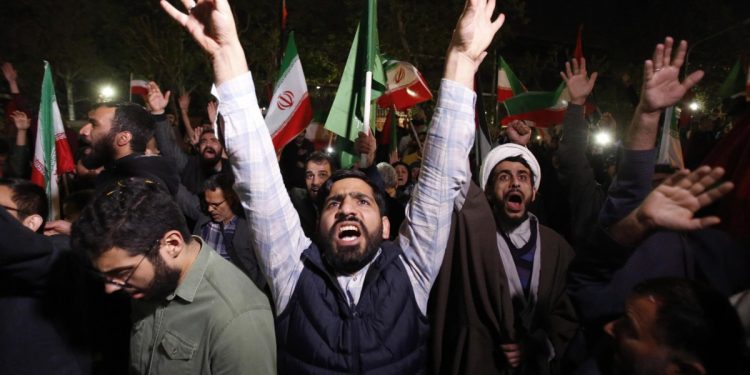 La popolazione iraniana festeggia gli attacchi a Israele (Ansa)