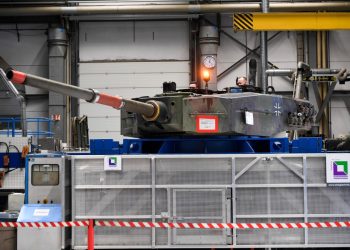 La costruzione di un carro armato Leopard 2 in uno stabilimento di Rheinmetall (Ansa)