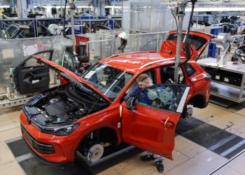 Lo stabilimento Volkswagen di Wolfsburg (Ansa)