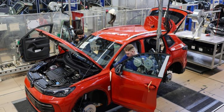 Lo stabilimento Volkswagen di Wolfsburg (Ansa)