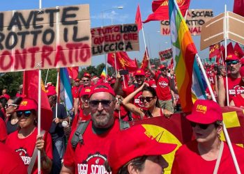 Metalmeccanici della Fiom-Cgil bloccano la tangenziale di Bologna, 20 giugno 2025 (Ansa)