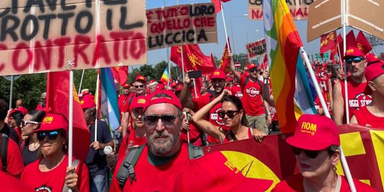 Metalmeccanici della Fiom-Cgil bloccano la tangenziale di Bologna, 20 giugno 2025 (Ansa)