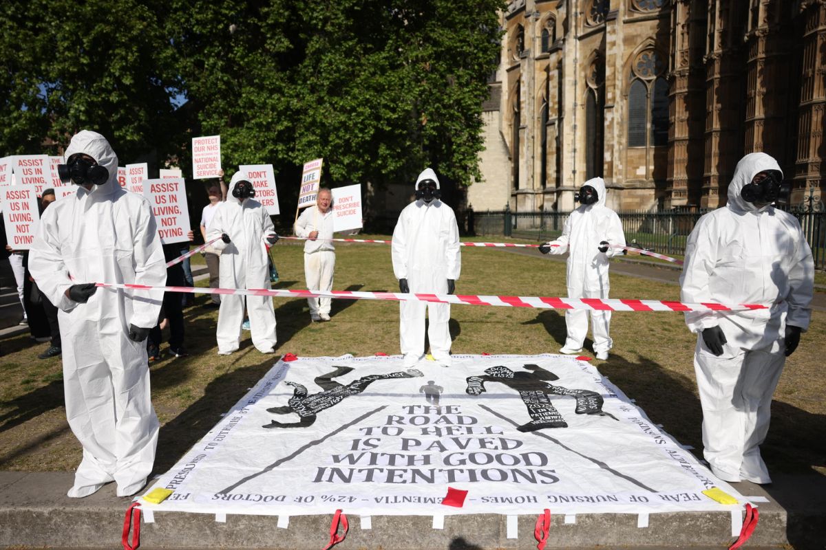 Protesta contro il suicidio assistito nel Regno Unito