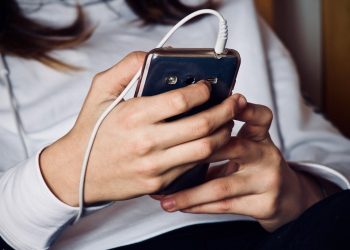 Adolescente con cellulare (Foto: Pixabay)