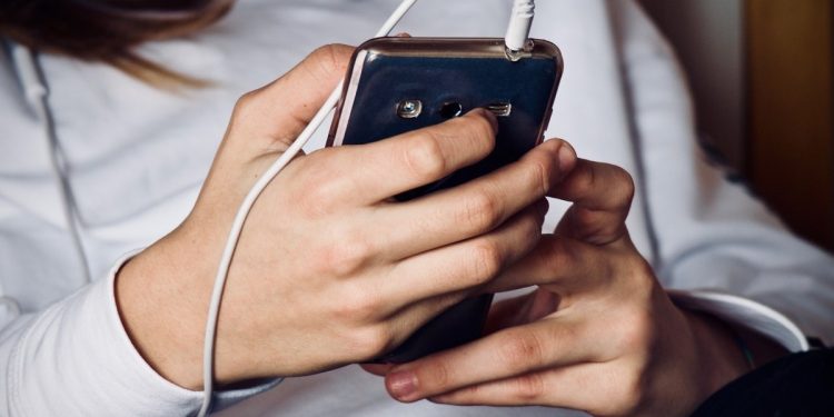 Adolescente con cellulare (Foto: Pixabay)