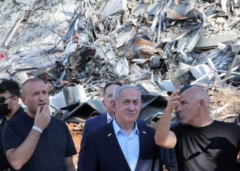 Benjamin Netanyahu davanti alle rovine causate da uno strike iraniano (Ansa)