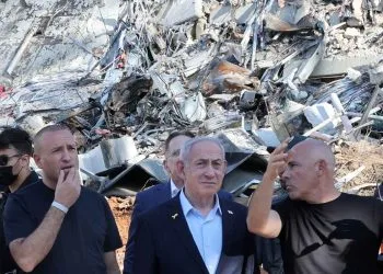 Benjamin Netanyahu davanti alle rovine causate da uno strike iraniano (Ansa)